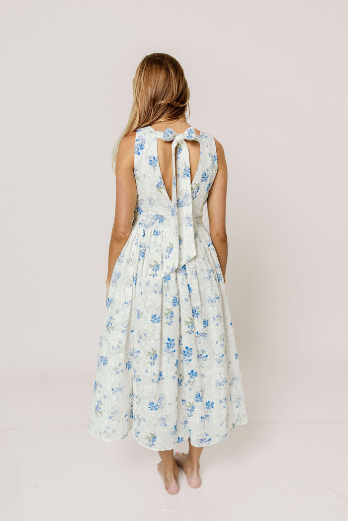 Gracelynn Floral Midi Dress in White/Blue