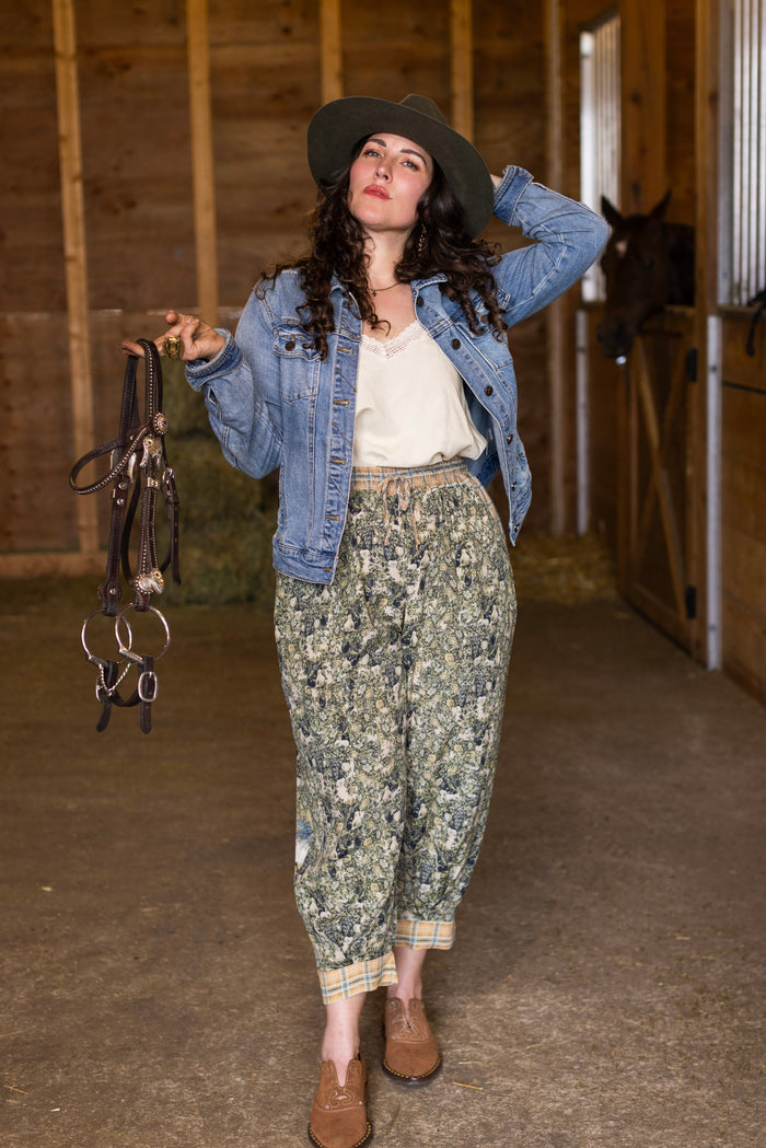 Model wearing a lightweight drapey viscose crepe pant that moves like poetry in motion. Relaxed, romantic and ready for adventure - Market of Stars