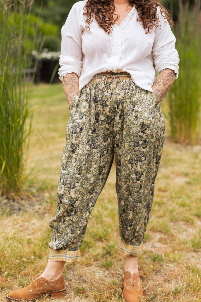 Model wearing a lightweight drapey viscose crepe pant that moves like poetry in motion. Relaxed, romantic and ready for adventure - Market of Stars