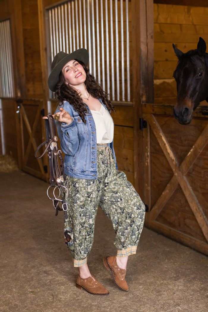 Model wearing a lightweight drapey viscose crepe pant that moves like poetry in motion. Relaxed, romantic and ready for adventure - Market of Stars