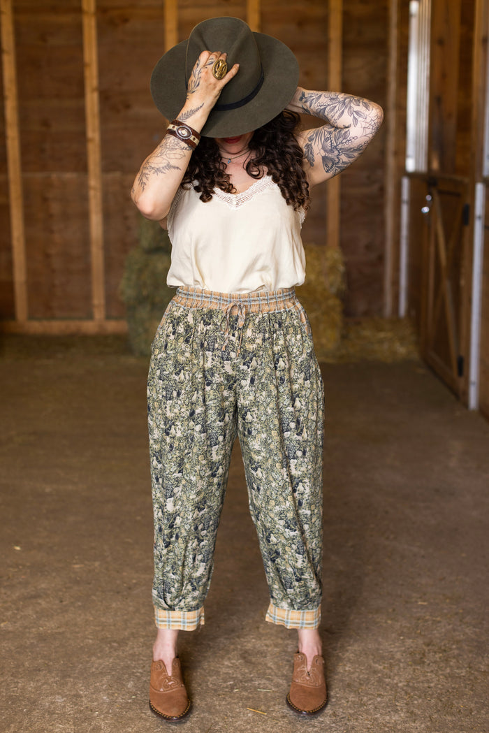 Model wearing a lightweight drapey viscose crepe pant that moves like poetry in motion. Relaxed, romantic and ready for adventure - Market of Stars