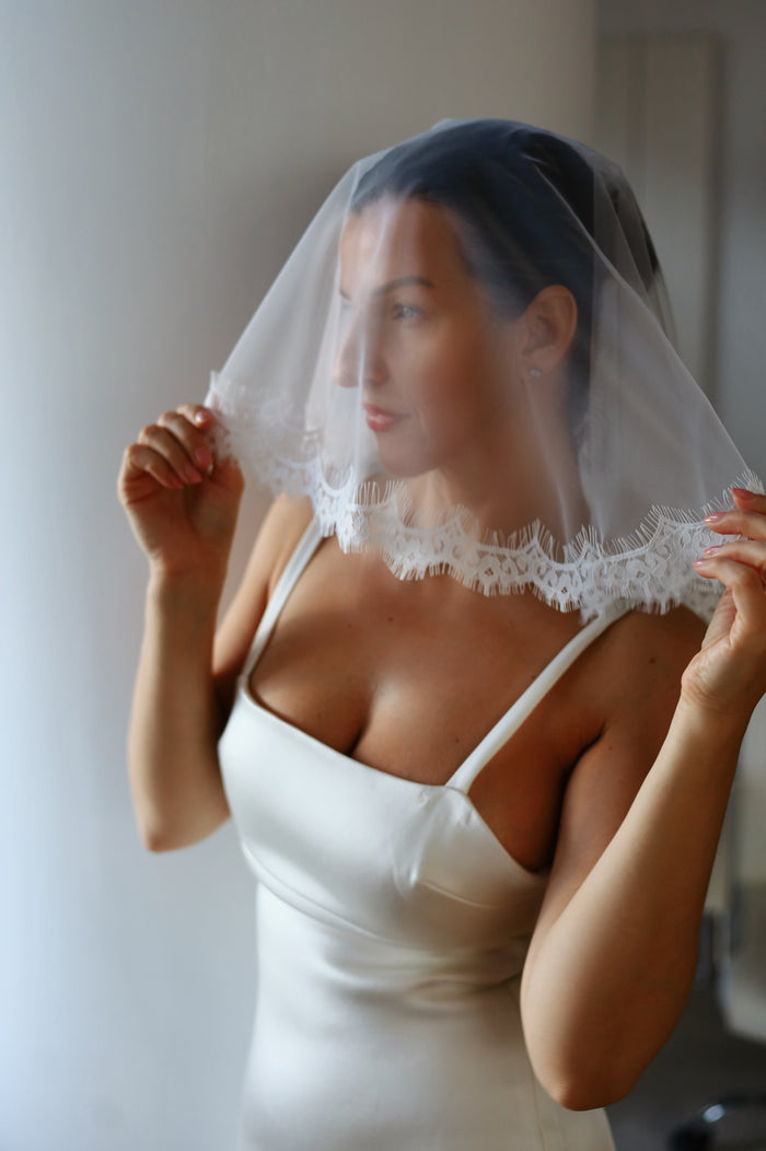 Lace Trim Short Wedding Veil
