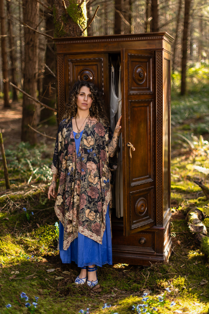 Model wearing a flowy bamboo-viscose duster ft. artwork by artist & illustrator Jessica Roux - Market of Stars