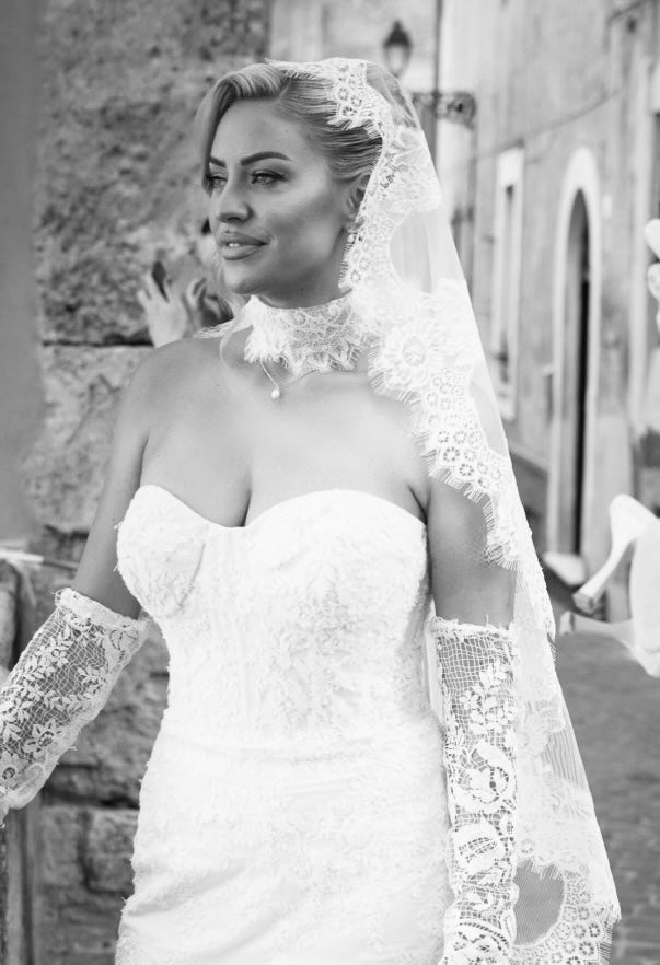 Lace wedding veil with lace gloves.