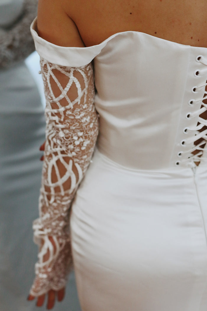 Pearl-Embellished Fingerless Bridal Gloves – Luxury Lace Wedding Sleeves