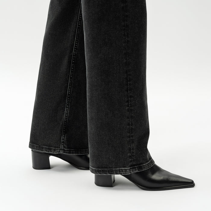 Relaxed ComfortDenim™ Jeans - Ninepine